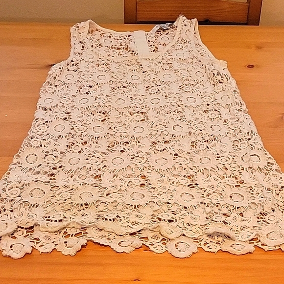 Forever 21 Tops - Forever 21 crochet lace long tank sz S w button back detail